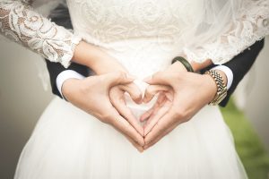 Jaka biżuteria do ślubnych kreacji?
